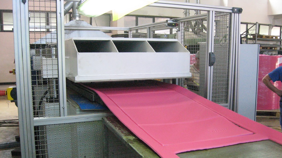 GA2000 Foam pressing and cutting machine - GA2000 Állóhidas prés és kivágógép