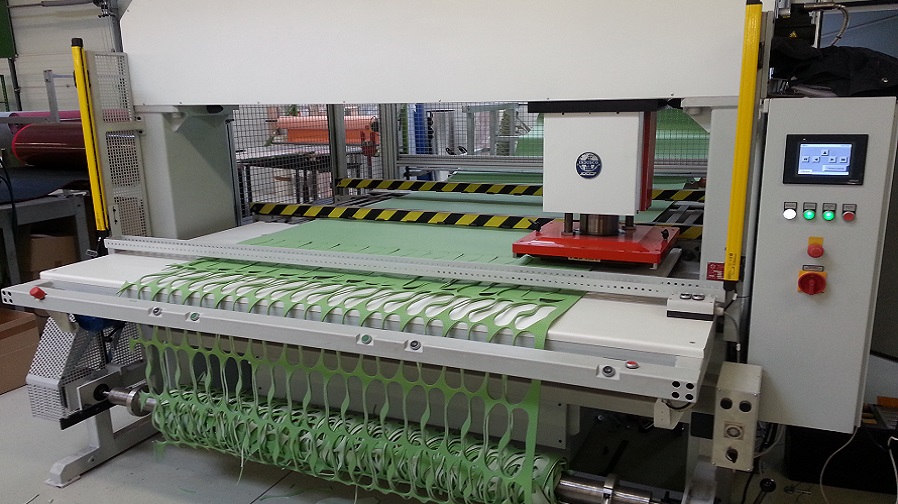G1650CF programmable travelling head cutting press - G1650CF programozható mozgófejes kivágógép